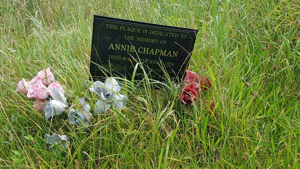 The memorial plaque to Annie Chapman.